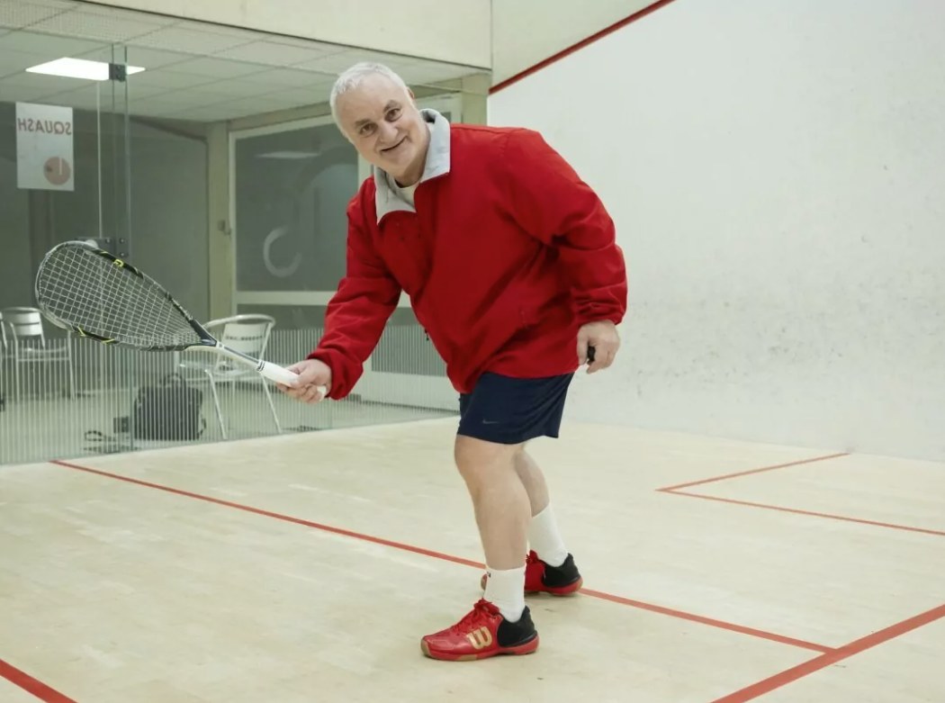 Alexandre Guenin, président du Squash Club Marin, raquette en main sur un court de squash