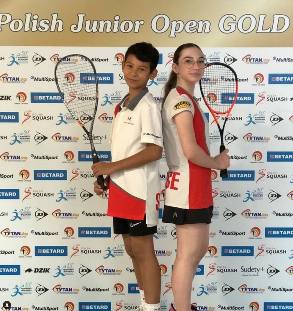 Kahyna Zryd et Maxime Rossier, raquette en main, devant le panneau du Polish Junior Open Gold