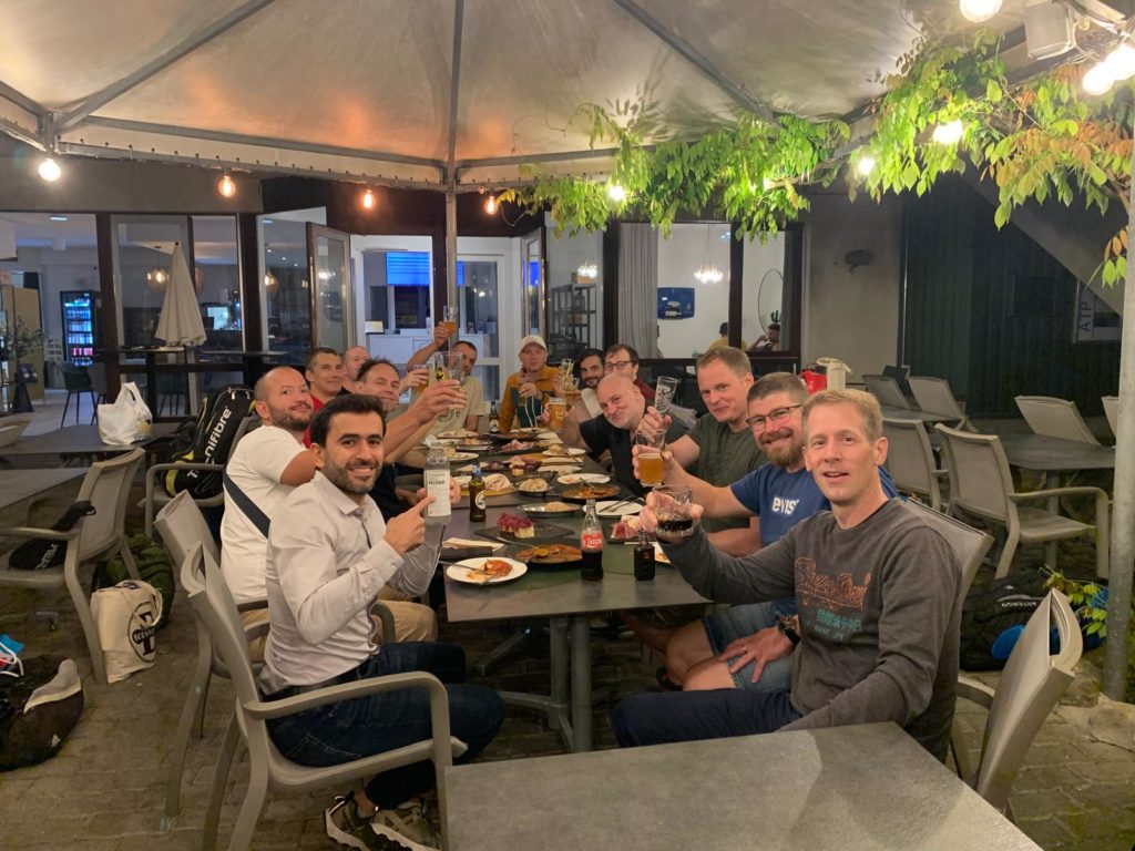 Les participants du tournoi de Marin trinquent autour d'une table en terrasse après la compétition